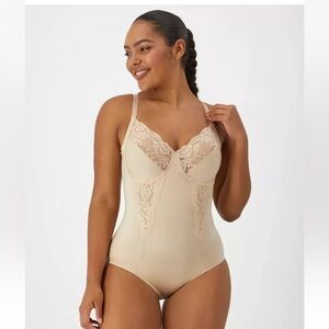 Maidenform Ultra-Firm Body Shaper With Built-In Underwire Bra 40D Ivory.